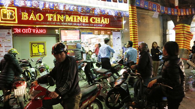 Đổ xô mua vàng ngày Thần Tài ảnh 1